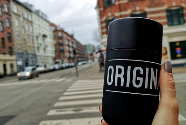 Bæredygtig kaffekop fra frank green og Original Coffee